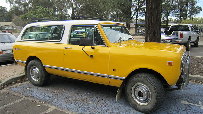 Yellow Scout Traveler SUV