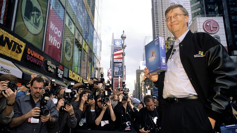 Bill Gates in Times Square with journalists 