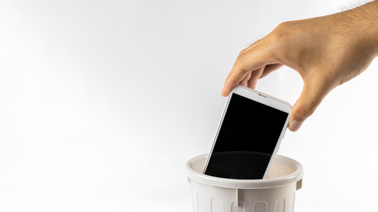 hand throwing away smartphone