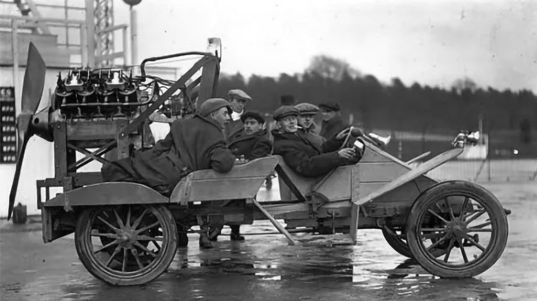 black and white photo of a car device with propeller