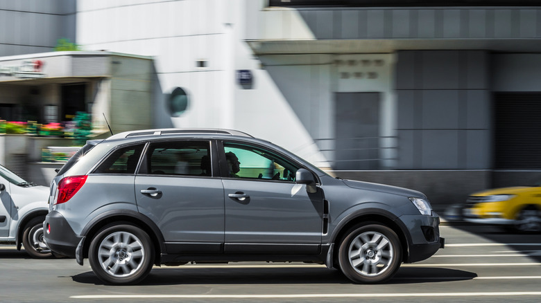 Opel Antara driving