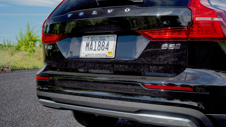 2023 Volvo V60 Cross Country trunk badging