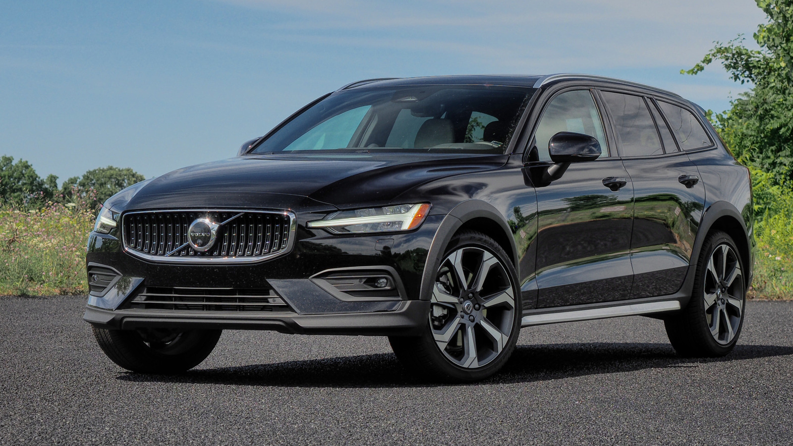 https://www.slashgear.com/img/gallery/the-volvo-v60-cross-country-could-be-the-perfect-ev-only-nobody-would-buy-it/l-intro-1691433484.jpg