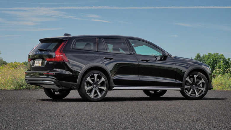 2023 Volvo V60 Cross Country rear 3/4s