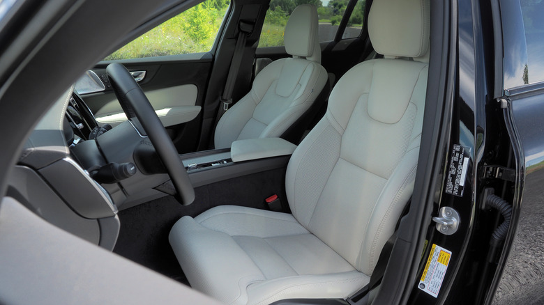 2023 Volvo V60 Cross Country front seats