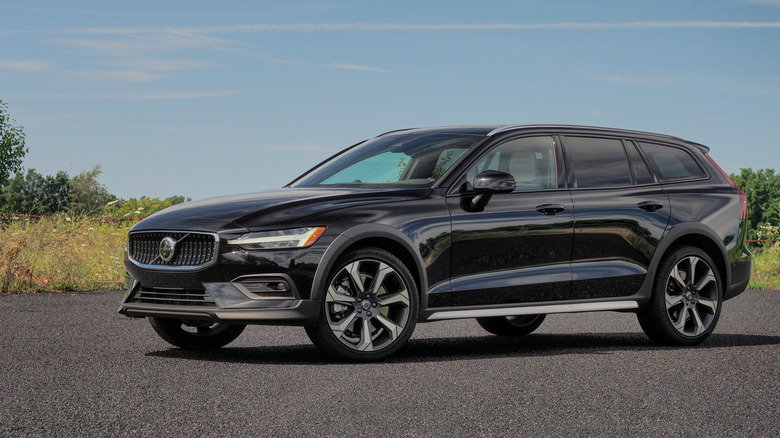 2023 Volvo V60 Cross Country front 3/4s