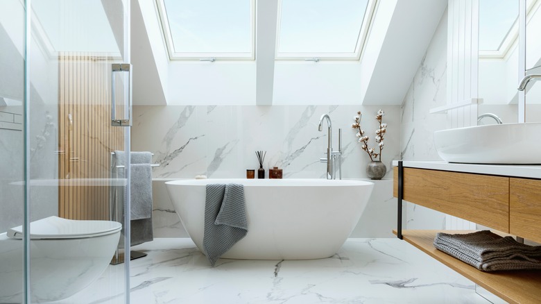 luxury bathroom tub