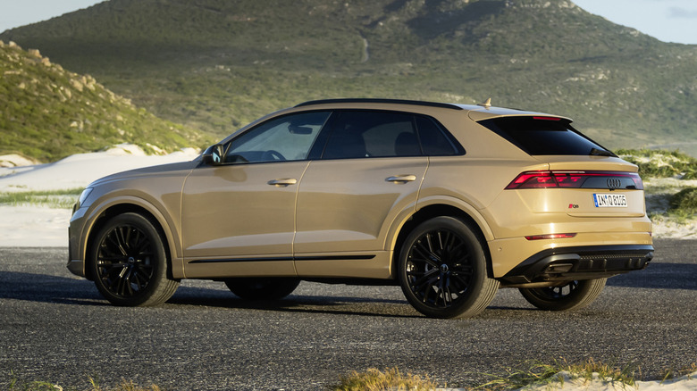 Audi SQ8 Sakhir Gold Metallic