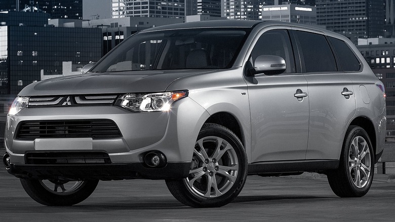 2024 Mitsubishi Outlander Parked With A City Skyline In The Background