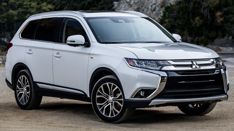 2018 Mitsubishi Outlander Parked With Trees Visible In The Background