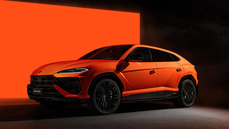 The Lamborghini Urus SE in the studio, orange exterior, front 3/4 view