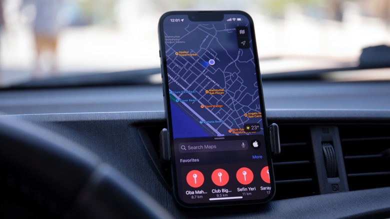 apple maps iphone 13 in car