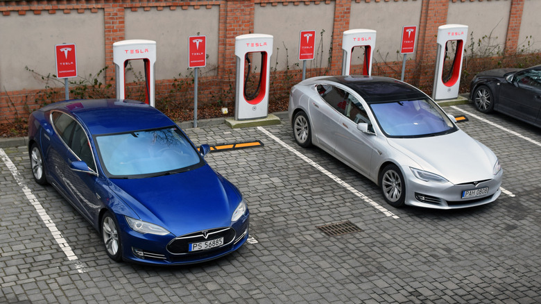 Teslas charging at a Supercharger point