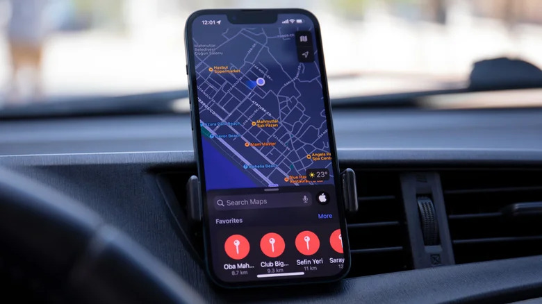 Apple Maps on iPhone car mounted