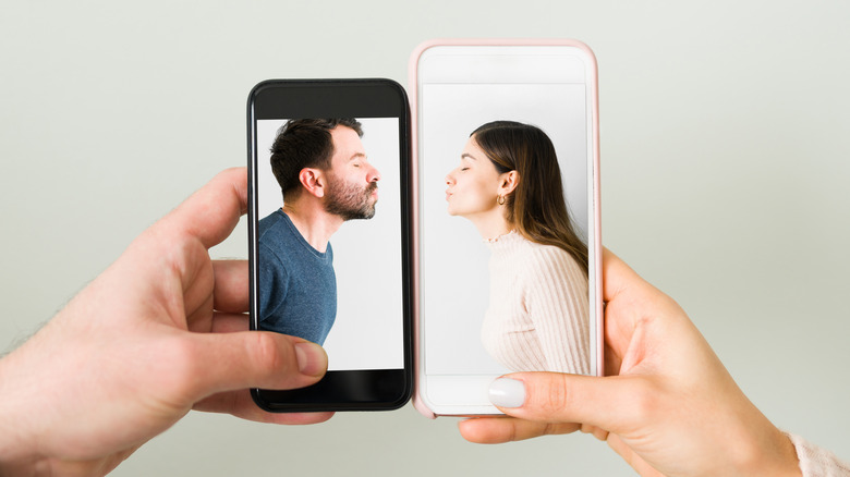 Kissing people two smartphones
