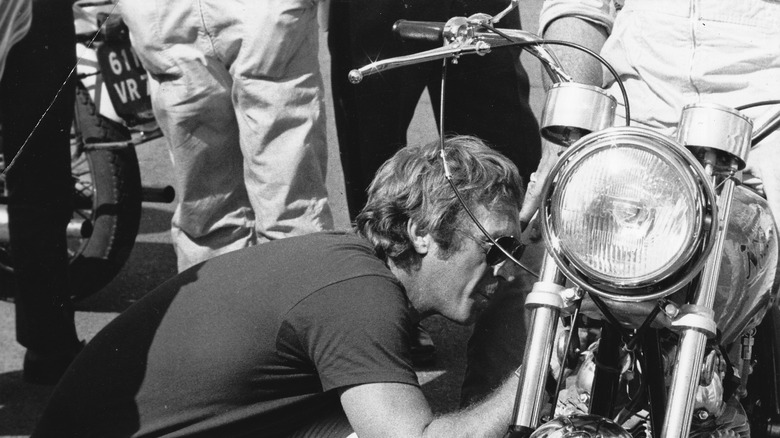 Steve McQueen maintaining motorcycle le mans