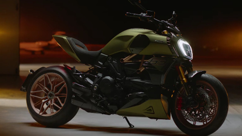 Diavel 1260 Lamborghini standing