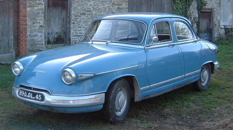 Front 3/4 view of Panhard PL 17