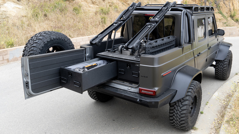 Pit26 Motorsports G-Wagon bed and racks