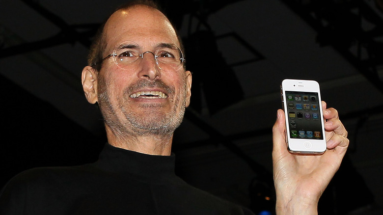 Jobs presenting the iPhone 4