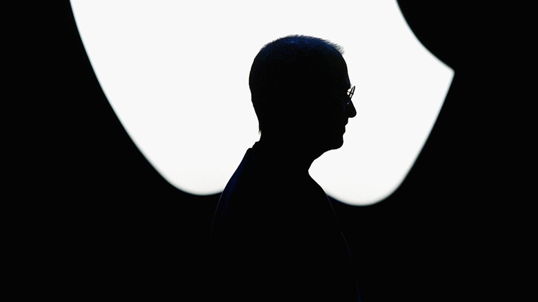 Jobs' sillouhette infront of the Apple Logo