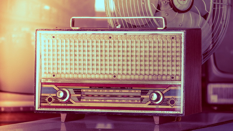 vintage AM FM radio