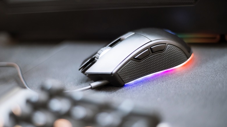 Gaming mouse with rainbow led lights