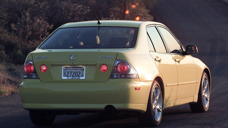 Lexus IS 300, rear-right view