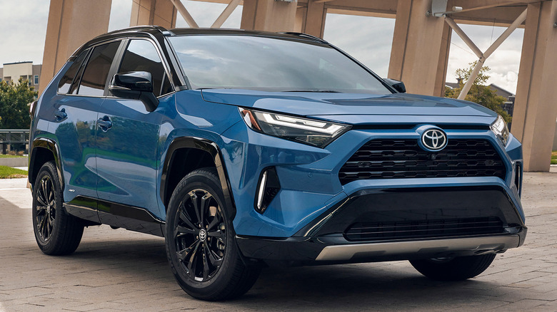 Front 3/4 view of 2025 Toyota RAV4 Hybrid