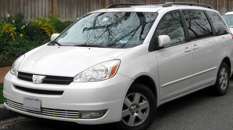 A white 2004-2005 Toyota Sienna