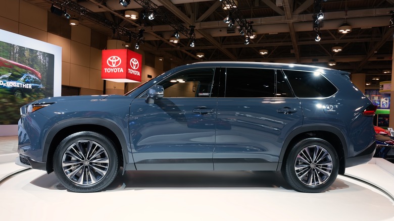 2023 Toyota Highlander driver side