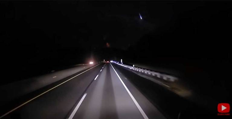 Trucker Catches A Meteor Streaking Through The Sky On Camera - SlashGear