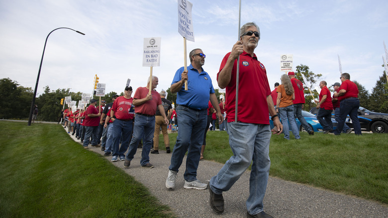 UAW strike protest line