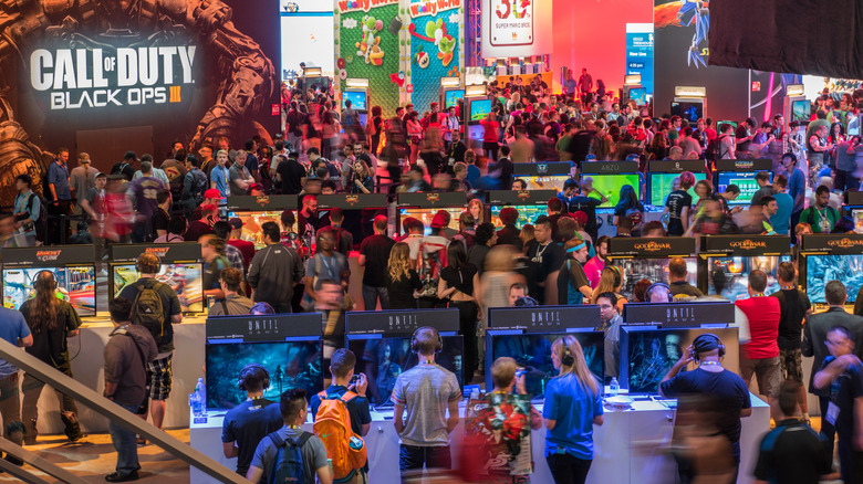 E3 2015 crowd game booths