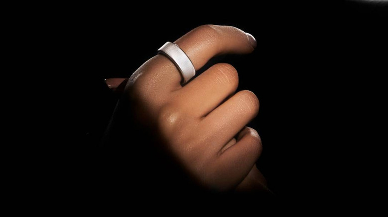 Front view of the Ultrahuman Rare smart ring in platinum tone being worn