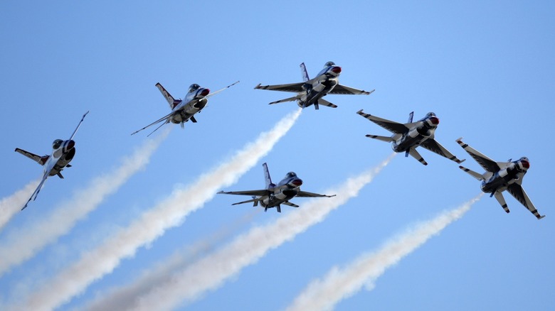 USAF Thunderbirds performing in F-16 Fighting Falcons