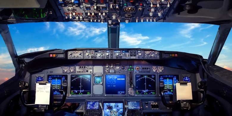 Airplane flight deck