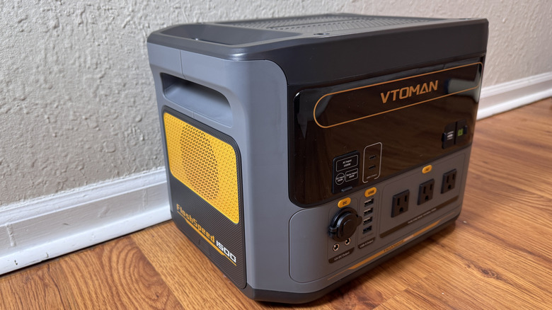 The left side of the VTOMAN FlashSpeed 1500, along with it's handle.