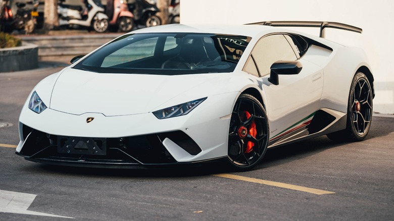 Lamborghini Huracan Performante white