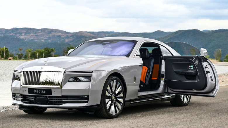 Front 3/4 view of Rolls-Royce Spectre with suicide doors