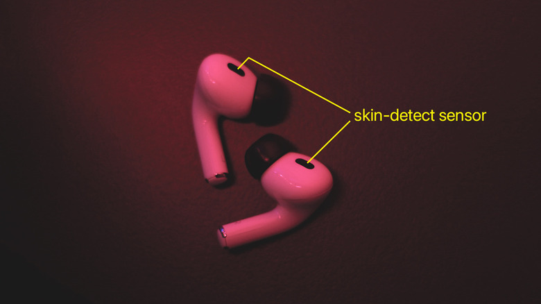 AirPods Pro com o sensor de detecção da pele em foco