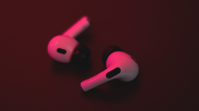 AirPods Pro 2, com foco em seus sensores e grades de microfones