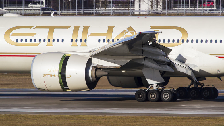 Boeing jet with thrust reverser ports open on engine