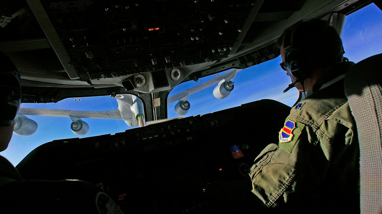 Militaire vliegtuigen tanken in de lucht