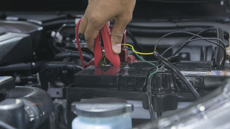 connecting jumper cables to car battery