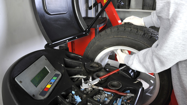 Wheel assembly attached to balancing machine