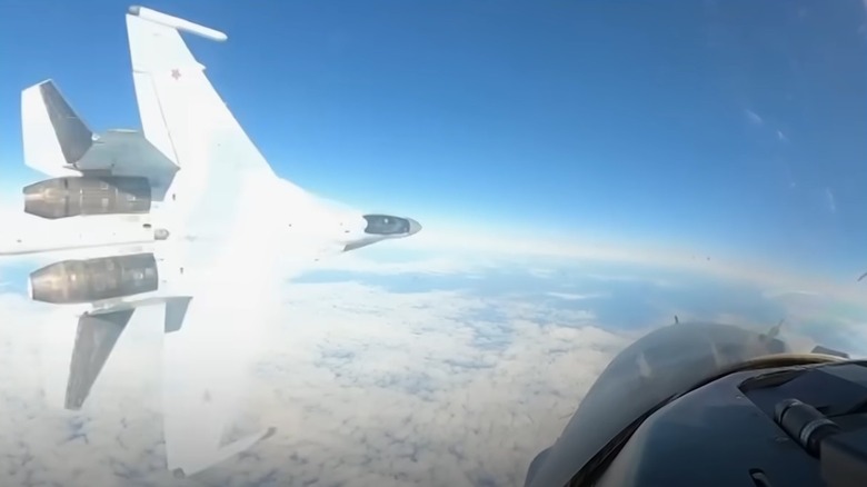 A Russian jet flies dangerously close Near Alaska