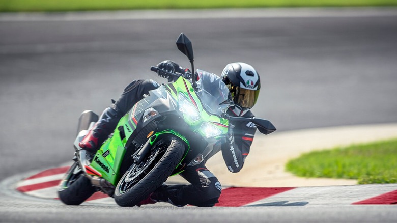 Kawasaki Ninja 400 KRT Edition on track