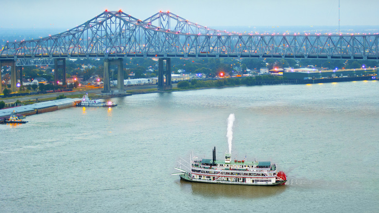 Barco a vapor no rio Mississippi