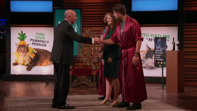 Kevin O'Leary shaking hands with Tabby team